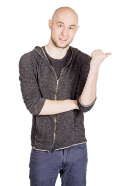 genç adam Hoody giyiyor ve kot pantolon  