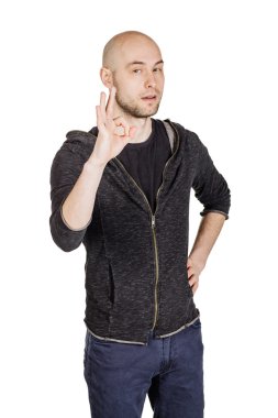 genç adam Hoody giyiyor ve kot pantolon  
