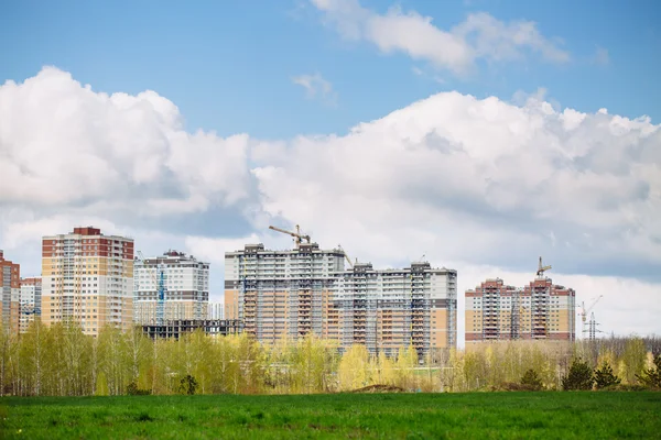 城市的地方很多高层建筑施工和起重机下 — 图库照片