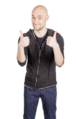 genç adam Hoody giyiyor ve kot pantolon  