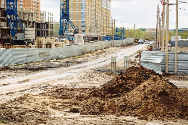 Lugar de la ciudad para muchos edificios altos en construcción y grúas — Foto de Stock