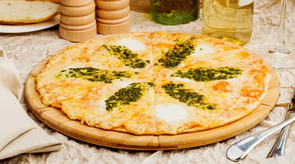 Foto de pizza crujiente en plato de madera — Foto de Stock