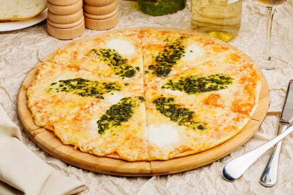 Foto de pizza crujiente en plato de madera — Foto de Stock