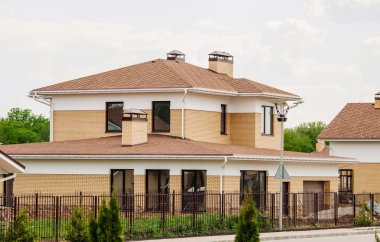 Tuğla, halen inşası bitmemiş Avrupa evi. 