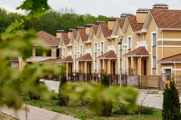 Maison européenne inachevée en brique, toujours en construction . — Photo