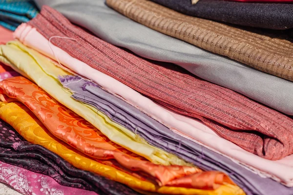 Ortaçağ giyim için kumaş rulo