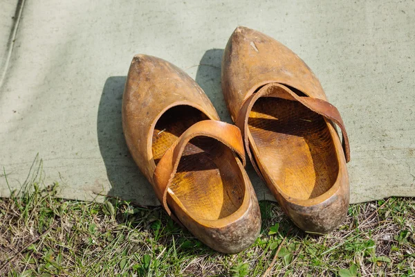 Par de zapatos de madera holandeses tradicionales — Foto de Stock