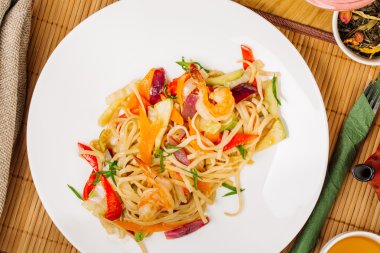 Makarnalı büyük karides.