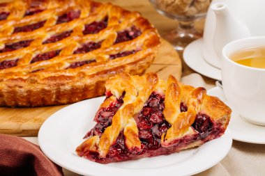 Rustik zemin üzerine ev yapımı vişneli tart