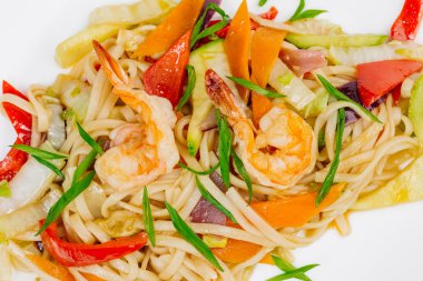 Makarnalı büyük karides.