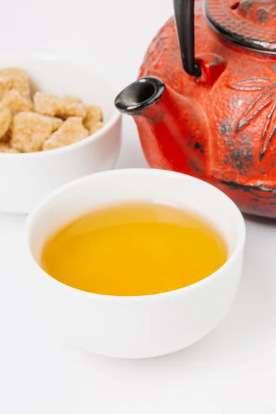 Taza de té con tetera de hierro fundido rojo —  Fotos de Stock