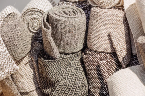 Mão feita de rolos de tecido de lã . — Fotografia de Stock