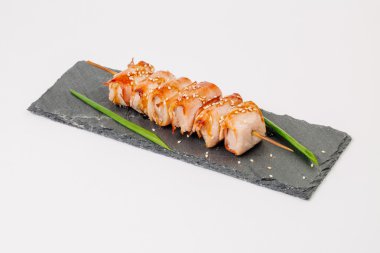 bir ahşap şiş ızgara et 