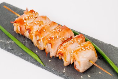 bir ahşap şiş ızgara et 