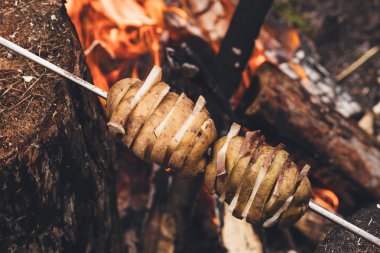 Şiş üzerinde pastırmalı kızarmış patates