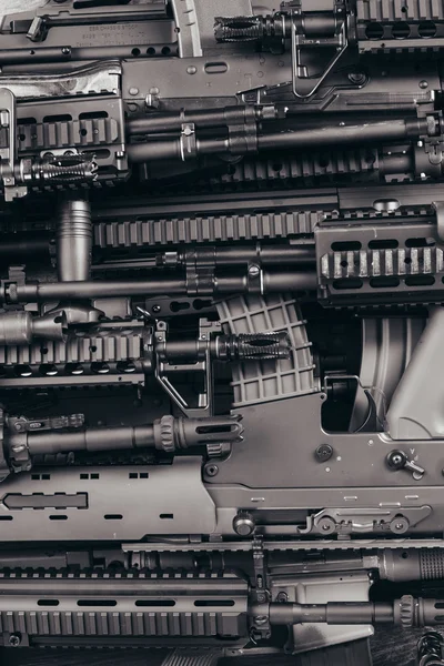 Détails de nombreux fusils modernes confisqués fournis contrebande . — Photo