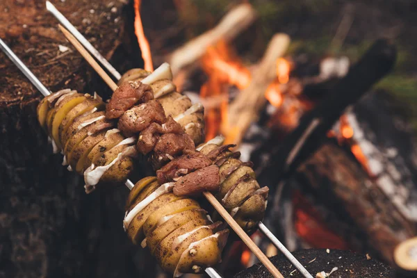 Şiş üzerinde pastırmalı kızarmış patates