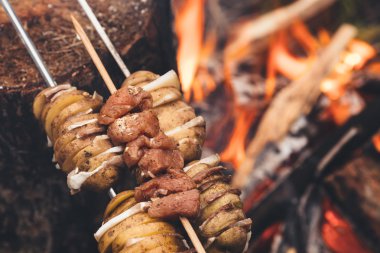 Şiş üzerinde pastırmalı kızarmış patates