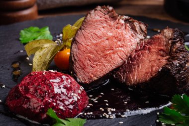 Mermer sığır eti orta nadir baharatlar ile sulu biftek biftek 