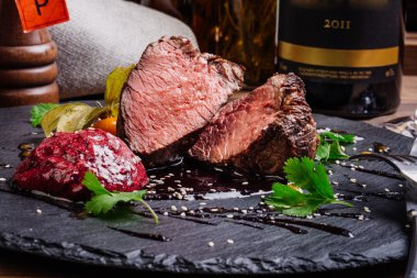 Mermer sığır eti orta nadir baharatlar ile sulu biftek biftek 