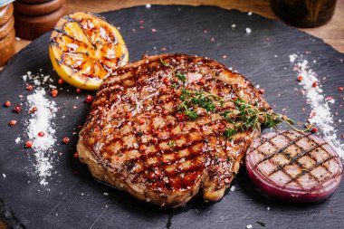 Mermer sığır eti orta nadir baharatlar ile sulu biftek biftek