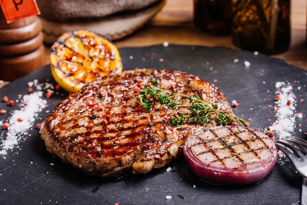 Соковитий стейк з яловичини з мармурової яловичини середньої рідкісної зі спеціями — стокове фото