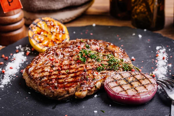 Bife de carne suculenta de carne de vaca de mármore médio raro com especiarias — Fotografia de Stock