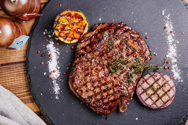 Bistecca di manzo succosa di manzo di marmo medio raro con spezie — Foto Stock