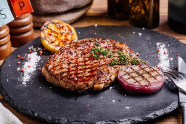 Mermer sığır eti orta nadir baharatlar ile sulu biftek biftek