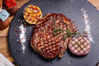 Mermer sığır eti orta nadir baharatlar ile sulu biftek biftek