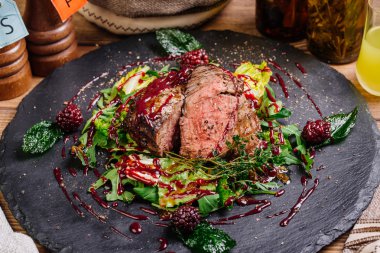 Mermer sığır eti orta nadir baharatlar ile sulu biftek biftek 