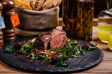 Mermer sığır eti orta nadir baharatlar ile sulu biftek biftek 