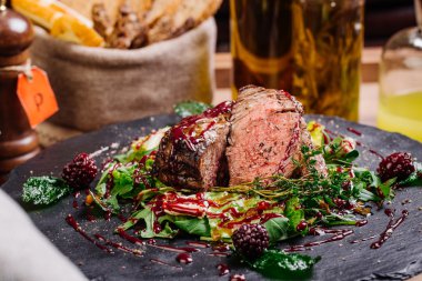 Mermer sığır eti orta nadir baharatlar ile sulu biftek biftek 