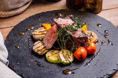 Mermer sığır eti orta nadir baharatlar ile sulu biftek biftek