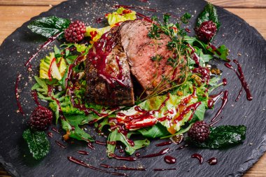 Mermer sığır eti orta nadir baharatlar ile sulu biftek biftek 