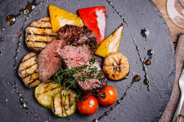 Mermer sığır eti orta nadir baharatlar ile sulu biftek biftek