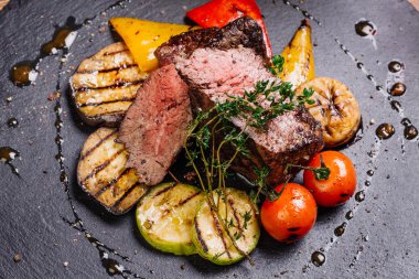 Mermer sığır eti orta nadir baharatlar ile sulu biftek biftek