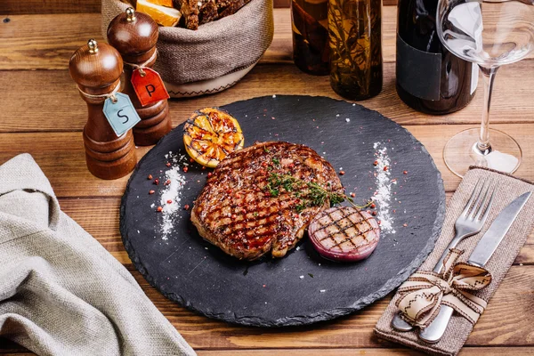 Bistecca di manzo succosa di manzo di marmo medio raro con spezie — Foto Stock