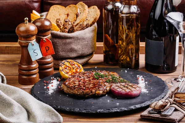 Bife de carne suculenta de carne de vaca de mármore médio raro com especiarias — Fotografia de Stock