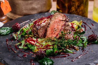 Mermer sığır eti orta nadir baharatlar ile sulu biftek biftek 