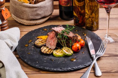 Mermer sığır eti orta nadir baharatlar ile sulu biftek biftek