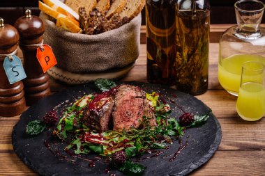 Mermer sığır eti orta nadir baharatlar ile sulu biftek biftek 