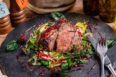 Mermer sığır eti orta nadir baharatlar ile sulu biftek biftek 