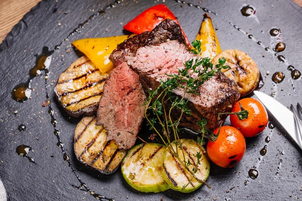 Bife de carne suculenta de carne de vaca de mármore médio raro com especiarias — Fotografia de Stock