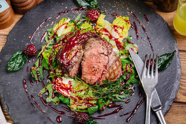 Mermer sığır eti orta nadir baharatlar ile sulu biftek biftek 