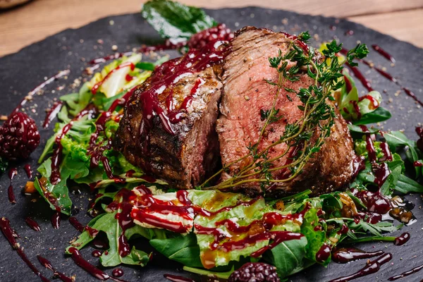 향미료를 가진 드문 대리석 쇠고기 매체에서 육즙 쇠고기 우 둔 살 스테이크 — 스톡 사진