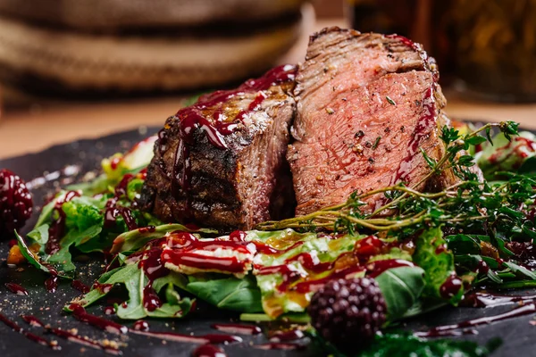 향미료를 가진 드문 대리석 쇠고기 매체에서 육즙 쇠고기 우 둔 살 스테이크 — 스톡 사진