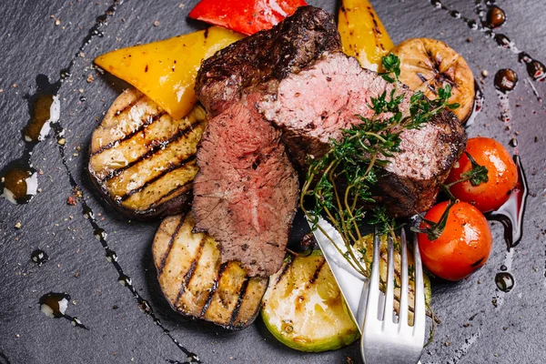 Carne de res jugosa filete rump de carne de mármol medio raro con especias —  Fotos de Stock