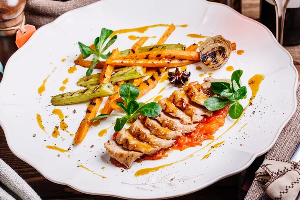 Filetto di pollo con verdure — Foto Stock