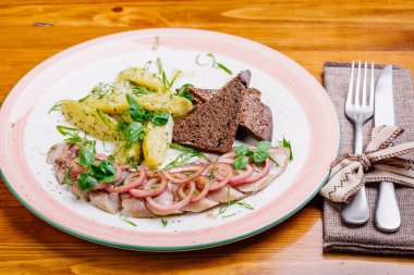 Ringa balığı, patates, soğan ve Bried sopa ile çanak. 